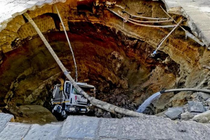 Grande voragine nel Napoletano, dentro cade camion rifiuti