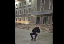 Adriatik Lapaj nis protestën i vetëm para Kryeministrisë: Do rri ditë e natë këtu