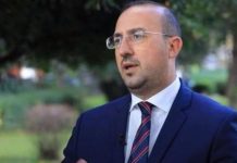 Korreshi: Nuk hyhet në Europë me br*kë të grisura