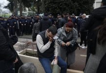 Policia ndërhyri në mesnatë për t’i hequr karriget, Adriatik Lapaj transportohet me urgjencë në spital