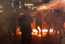 Protesta kombëtare e opozitës/ Civilë të maskuar kundër protestuesve, bombula me gaz në selinë e PD