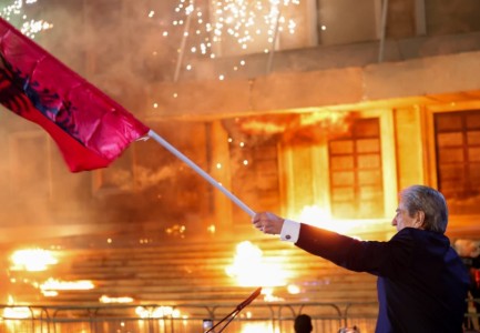 protesta-e-opozites-policia-tensione-molotov-berisha-10-433x300