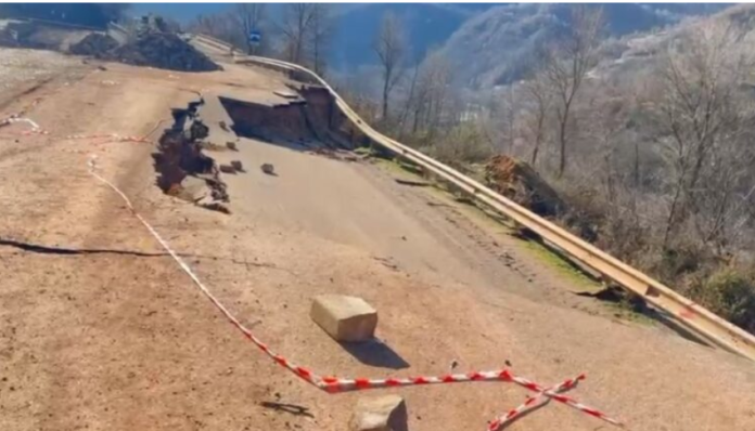 rruga-ne-LIbrazhd-e-demtuar1