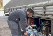 30 kamionë të bllokuar nga shembja e rrugës, shoferët gatuajnë me bombol gazi në rrugë