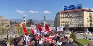 Me flamuj kuq e zi/ Studentët shqiptarë shpërthejnë në protesta për Gjuhën Shqipe në Maqedoninë e Veriut