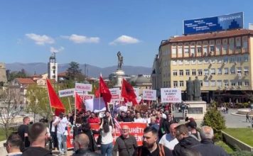 Me flamuj kuq e zi/ Studentët shqiptarë shpërthejnë në protesta për Gjuhën Shqipe në Maqedoninë e Veriut