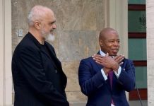 Ish-kryetari i bashkisë së New York-ut, Erik Adams pajiset me pasaportë shqiptare