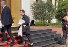 Erion Braçe shkon në Kuvend me qese me perime