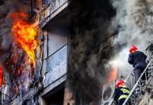 Zjarri në pallatin 12 katësh, policia hap kamerat: Mund të jetë ndezur nga disa të mitur