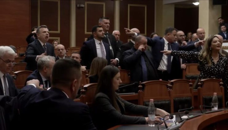 Përjashtimet nga seancat plenare, deputetët e PD padi në Gjykatën Administrative të Tiranës