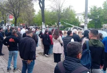 Transporti publik në kolaps, radhë të gjata pritje në stacione