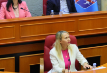 Anuela Ristani përplaset me këshilltarët socialistë: Më shkarkoni, të bie dhe unë rehat