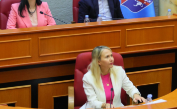 Anuela Ristani përplaset me këshilltarët socialistë: Më shkarkoni, të bie dhe unë rehat