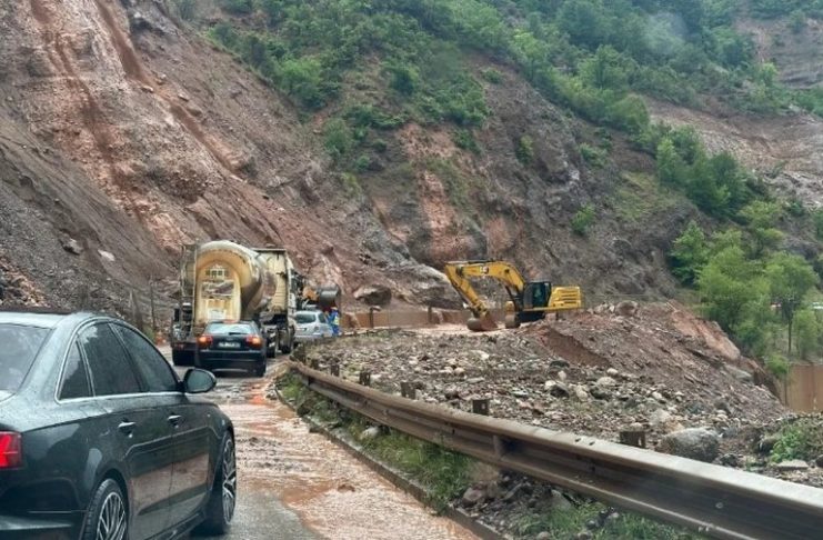 Moti i keq në vend! Rrëshqitjet e dheut “paralizojnë” qarkullimin në aksin Librazhd-Përrenjas