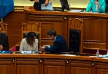 Ferit Hoxha ‘i zë vendin’ Ramës në Parlament, punonjësja e administratës: Çohu se nuk lejohet