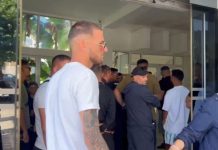 Operatorët turistikë protestë para Bashkisë Sarandë: Paguajmë taksat, por s’kemi ku parkojmë mjetet lundruese!