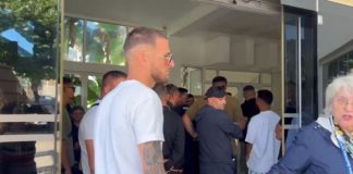 Operatorët turistikë protestë para Bashkisë Sarandë: Paguajmë taksat, por s’kemi ku parkojmë mjetet lundruese!