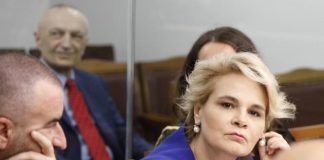 Tensione në seancën për Metën, gjobiten Monika Kryemadhi dhe avokati i ish-presidentit