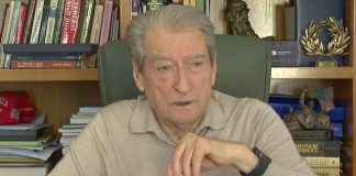 Sloganet kundër tij në protestë, Berisha: Mos lejoni gjethet të pengojnë trungun