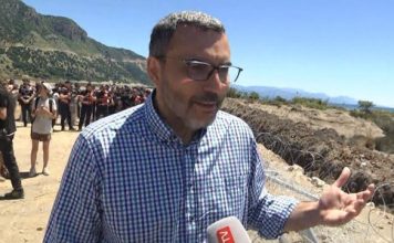 Arlind Qori në protestën e Rrjollit: Rrethimi i kantierit me tela me gjemba i paligjshëm