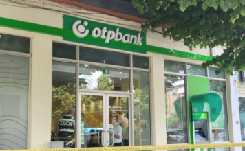 Grabitja te banka në Tiranë/ Autori ndoqi qytetaren deri te arka, ja sa para i mori nga dora