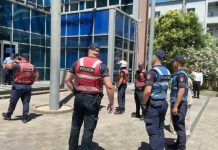 Përplasje fizike në kafazin e xhamit në, të pandehurit dhunojnë njëri-tjetrin