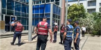 Përplasje fizike në kafazin e xhamit në, të pandehurit dhunojnë njëri-tjetrin