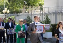 Deputetët e Partisë Demokratike shkojnë me pankarta në Kuvend: Na gjeni një ministri pa korrupsion!