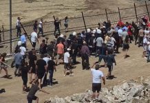 Protestë kundër ndërtimit të resortit luksoz në Rrjoll, banorët heqin gardhin dhe telat me gjemba