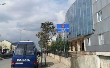 Nipi plagos me thikë xhaxhanë në Kamëz