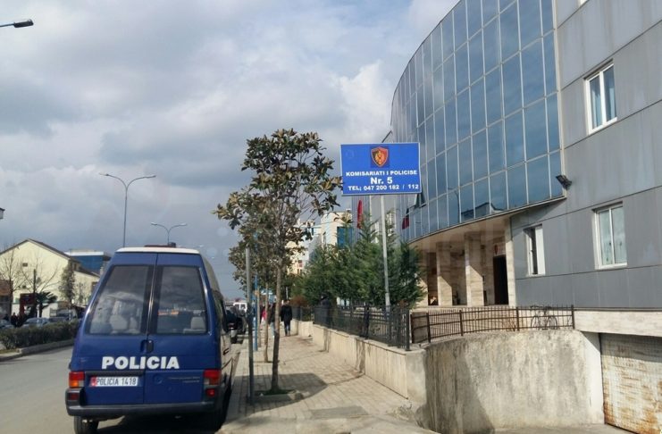 Nipi plagos me thikë xhaxhanë në Kamëz
