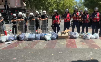 Protestuesit u lënë “dhurata” efektivëve të policisë që mbrojnë politikanët