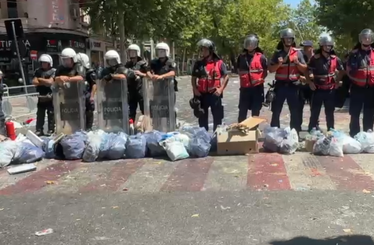 Protestuesit u lënë “dhurata” efektivëve të policisë që mbrojnë politikanët