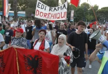 “Ju erdhi fundi”/ Thuajse 2 muaj protestë, qytetarët paralajmërojnë tubim para Kuvendit