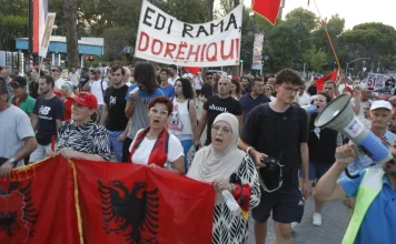 “Ju erdhi fundi”/ Thuajse 2 muaj protestë, qytetarët paralajmërojnë tubim para Kuvendit