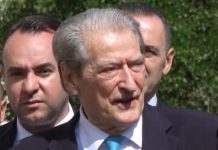 Berisha jashtë ambienteve të Kuvendit: Parlamenti të deklarojë shkrirje, i vetmi vendim i drejtë