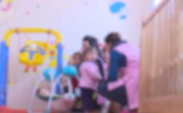 Dyshohet se ushtroi dhunë ndaj 2-vjeçarit, arrestohet edukatorja në Tiranë