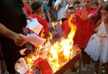 Mazhoranca propozoi shkrirjen e disa bashkive, socialistët e Poliçanit djegin teserat e PS-së: Harram i paçi votat
