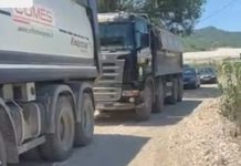 Banorët e fshatit Kus bllokojnë kamionët e tonazhit të rëndë, ura rrezikon të shembet