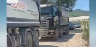 Banorët e fshatit Kus bllokojnë kamionët e tonazhit të rëndë, ura rrezikon të shembet