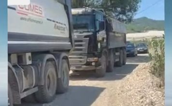 Banorët e fshatit Kus bllokojnë kamionët e tonazhit të rëndë, ura rrezikon të shembet