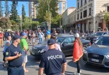 Seanca e fundit plenare, qytetarët protestë para Kuvendit. Tensione dhe përplasje me policinë