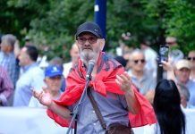 Mehdi Malkaj nëi bashkohet protestës qytetare: O nëne, nëne, si do ikin këta me brekë nëpër këmbë