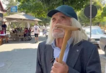 Me bastun në dorë u përplas me kryetarin e këshillit të PS në Maliq, i moshuari: Bashkinë s’e mbyllin dot!