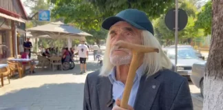 Me bastun në dorë u përplas me kryetarin e këshillit të PS në Maliq, i moshuari: Bashkinë s’e mbyllin dot!