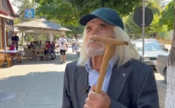 Me bastun në dorë u përplas me kryetarin e këshillit të PS në Maliq, i moshuari: Bashkinë s’e mbyllin dot!