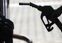 Mali i Zi ul sërish akcizën për karburantet, në Shqipëri qeveria s’lëviz as gishtin