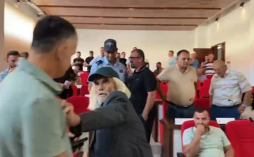 Reforma territoriale/Debate në mbledhjen e Këshillit Bashkiak të Maliqit, socialistët braktisin sallën