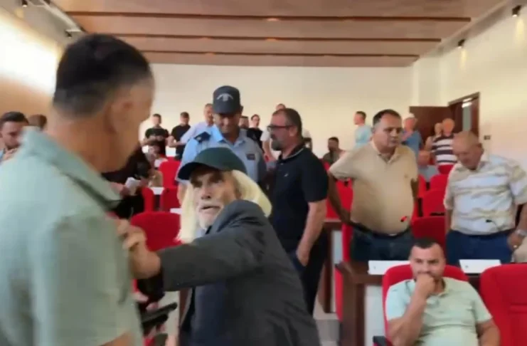 Reforma territoriale/Debate në mbledhjen e Këshillit Bashkiak të Maliqit, socialistët braktisin sallën