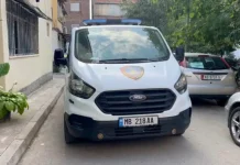 Gjendet pa shenja jete në shezlongët në Ksamil një 20-vjeçar francez, dyshohet se është vrarë me thikë gjatë natës